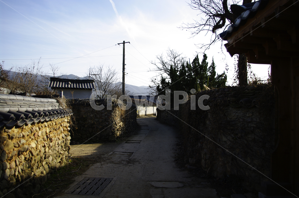 마을,돌담,길,돌담장,돌담길,기와지붕,한옥,골목길,alley,한국전통,한국문화,korean traditional,korean culture,건축물,건물외관,exterior,building,structure,architecture,construction,rural,농촌,outdoors,옥외,nature,자연,건물
