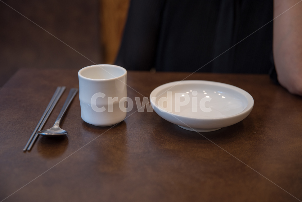 식기,수저,컵,식당,상차림,빈접시,빈컵,식사,기다리기,숟가락,점심,혼밥,음식점,restaurant,food,eating,people,cafe,plate,lunch,lifestyle,dining,meal,breakfast,white,bar,dish,person,사물,물건,오브젝트,thing,object,matter