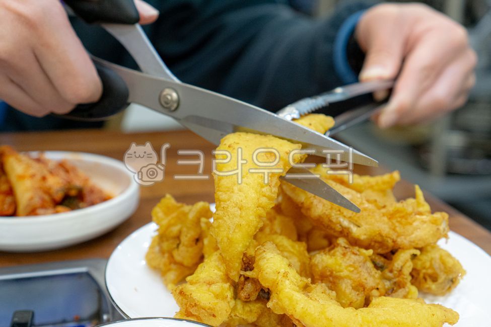 Fried squid,fried squid,fried food,scissors,fried food,tongs