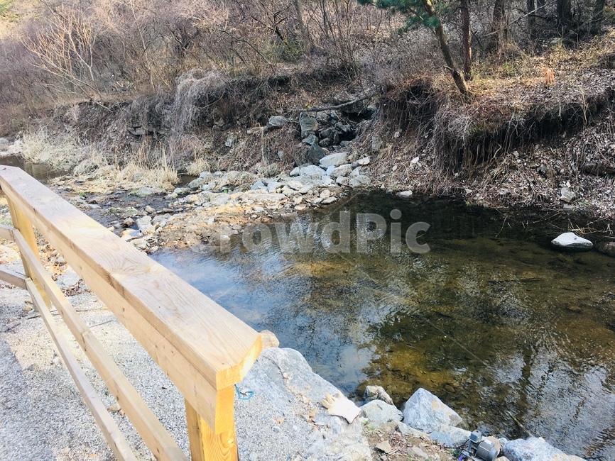 계곡,냇가,개울,개울가,valley,봄,겨울,맑음,자연,풍경,nature,landscape,banister,난간,handrail,wood,나무