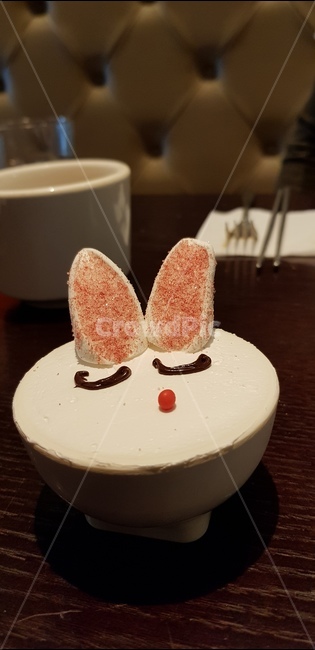 토끼컵케잌,레스토랑,귀여운디저트,딸기맛,초코시럽