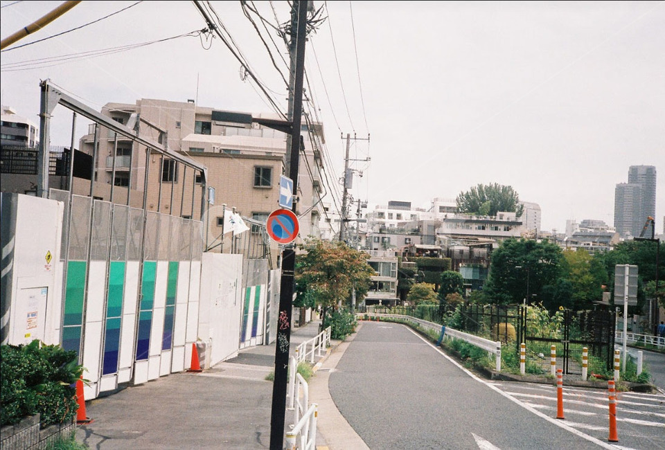 필름,금지,멈춤,전봇대,한적한,조용한,길,도로,길거리,흐림,흐린