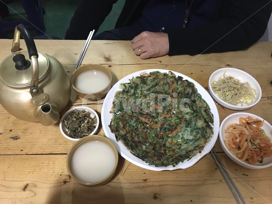 동동주,파전,부추전,비오는날,막걸리,음식,식재료,요리,food,cook,meal,dishes,food reserves,한식,한국음식,한국요리,korean food,korean dishes,korean meal,korean cook