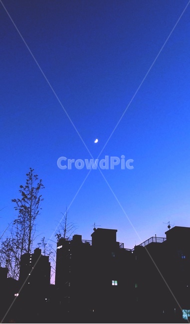 달,하늘,분우기,건물,도시,야경,밤,풍경,nightscape,night,landscape,도시,city,실루엣,그림자,silhouette,shadow,감성,sensible,feeling,nature,자연,outdoors,옥외