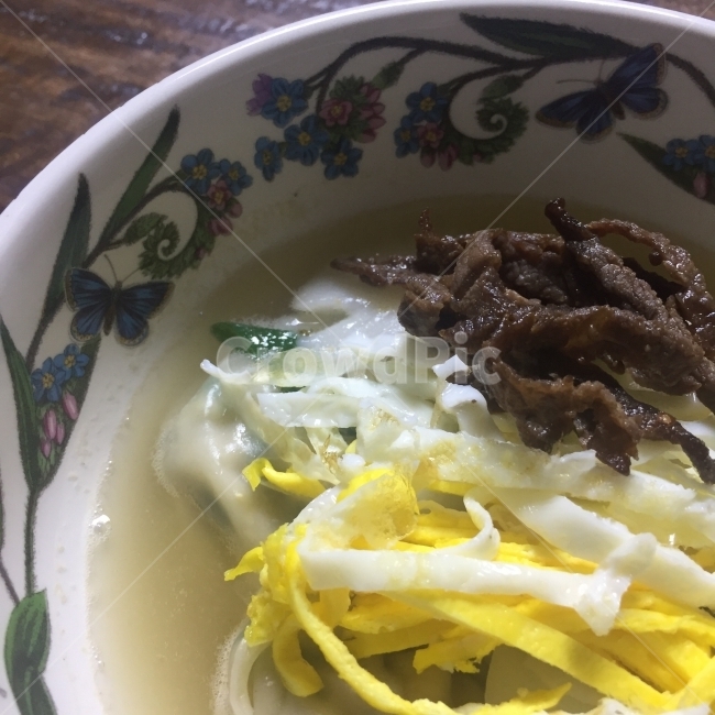 떡만둣국,떡국,만두,한국전통음식,고명,음식,그릇,계란지단,계란,음식,식재료,요리,food,cook,meal,dishes,food reserves,한식,한국음식,한국요리,korean food,korean dishes,korean meal,korean cook