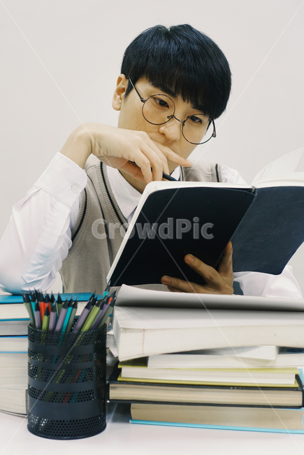 공부,수능,수능시험,고등학교,고등학생,고3,남고생,남자학생,학생,남학생,교복,학업,수업,진로,고민,시험공부,사람,인물,인간,human,person,남성,남자,man,male,교육,학교,공부,education,learning,study,school