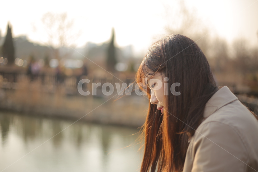 옆모습,여자,긴머리,바람,아련,감성,야외,인물,lady,여자옆모습,여성,human,person,woman,female,사람,인물,인간,human,person,여성,여자,woman,female,lady,감성,sensible,feeling,휴식,힐링,rest,relaxation,healing,고독함,외로움,쓸쓸함,우울함,슬픔,lonely,solitary
