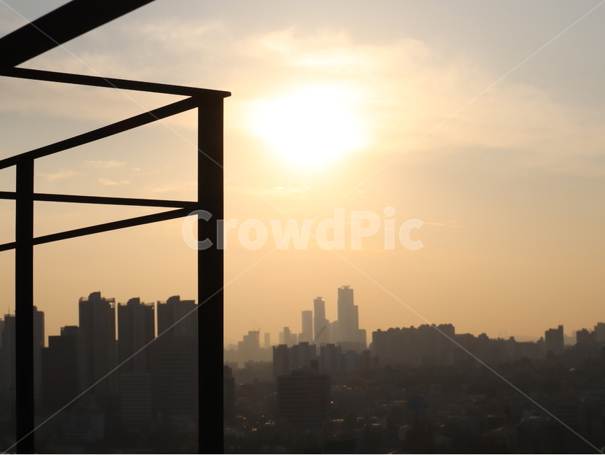 난간,해,오후4시,미세먼지,먼지,공기,오염,대기,대기질,호흡기,빛,플레어,flare,light,도시,선,구름,태양,삭막