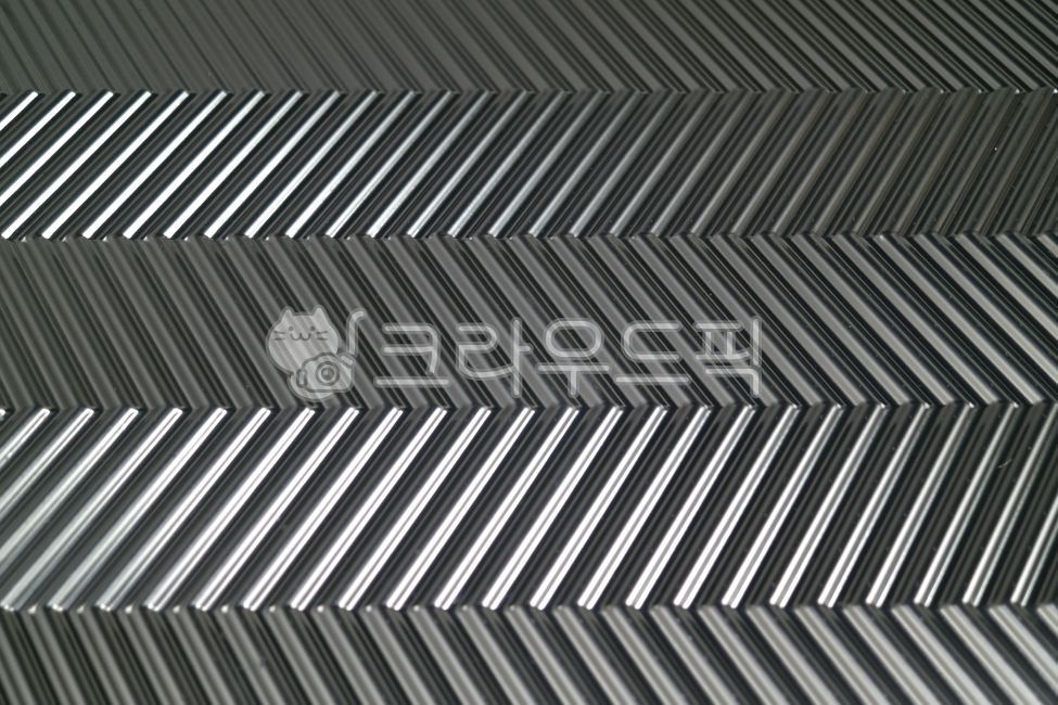 헤링본,스테인레스,무늬,질감,배경,대각선,사선,크롬,재질,광택,클로즈업,금속,은색,빛나는,알루미늄,플레이트,철판,스틸,산업,공업,철,패턴,부품,장비