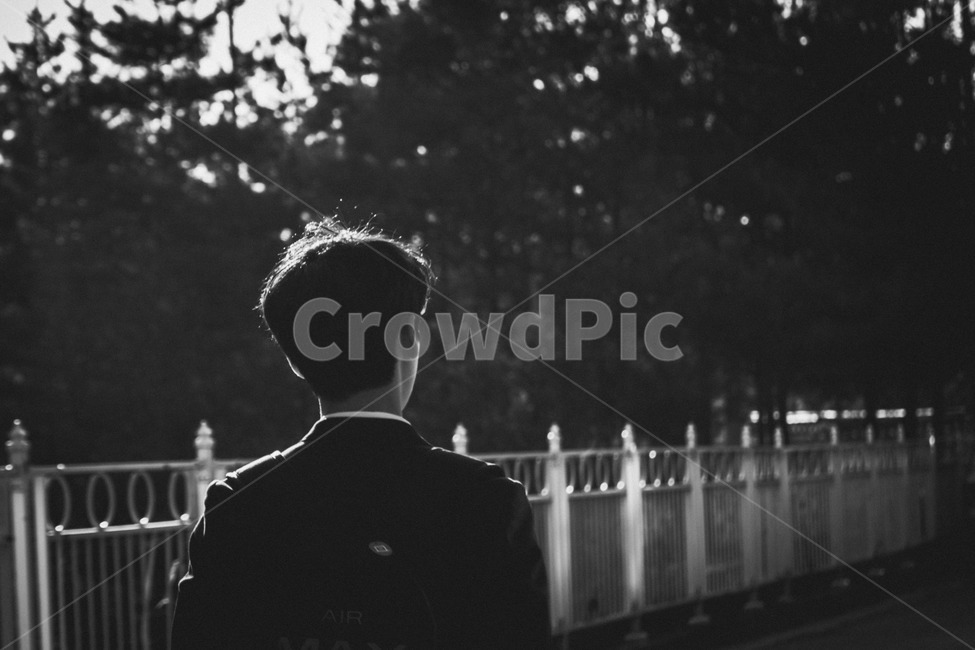 분위기,감성,가을,새벽,흑백,몽환적,등불,느낌,사람,인물,인간,human,person,남성,남자,man,male,고독함,외로움,쓸쓸함,우울함,슬픔,lonely,solitary,흑백,모노톤,monochrome,black and white