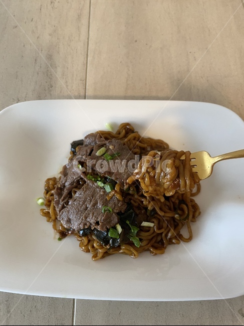 짜파구리,짜파게티,짜장라면,라면,짜장면,소고기,채끝살,점심,국수,너구리,흰접시,홈메이드,혼밥,집밥,포크,음식,한식,한국음식,koreanfood,noodles,noodle,blacknoodle,food