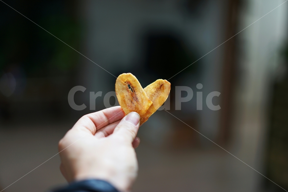 하트,사랑,표현,손,손가락,마음,진심,애정,사랑해,러브,귀요미,감성,칩,바나나,사람,인물,인간,human,person,신체일부,몸,body,감정표현,기분,feeling,emotion,음식,식재료,요리,food,cook,meal,dishes,food reserves,디저트,간식,후식,dessert,snack,연출,컨셉,콘셉,direction,concept