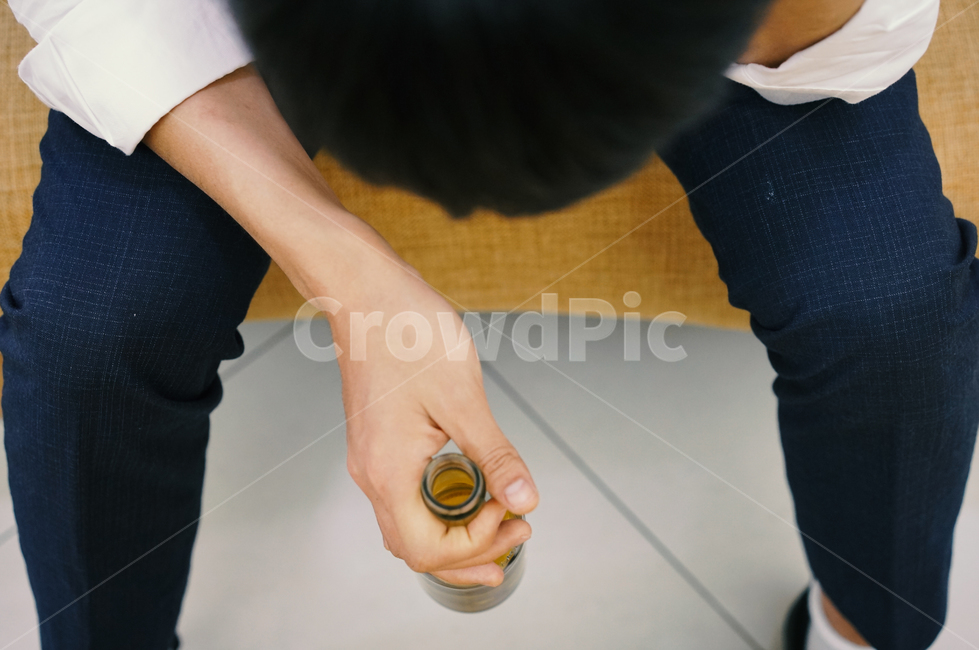 술병,맥주병,맥주,술,알콜,과음,사람,인물,인간,human,person,신체일부,몸,body,남성,남자,man,male,술,주류,alcohol