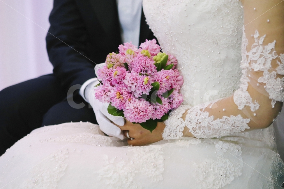 결혼,웨딩,부케,생화,생화부케,wedding,bouquet,약속,예복,결혼식,드레스,dress,화이트드레스,기념일,축하,anniversary,congratulation,celebrate,celebration,사람,인물,인간,human,person,감정표현,기분,feeling,emotion,연인,커플,사랑,lover,couple,결혼,혼례,웨딩,wedding,marriage,marry,연출,컨셉,콘셉,direction,concept