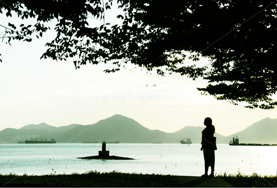 바다,노을,배경,여자,사람,분위기,감성,배,섬,초록색,자연,풍경,nature,landscape,사람,인물,인간,human,person,여성,여자,woman,female,lady,인물실루엣,사람실루엣,character silhouette,human silhouette,outdoors,옥외,land,땅,ocean,대양,water,물,sea,shoreline,해안선