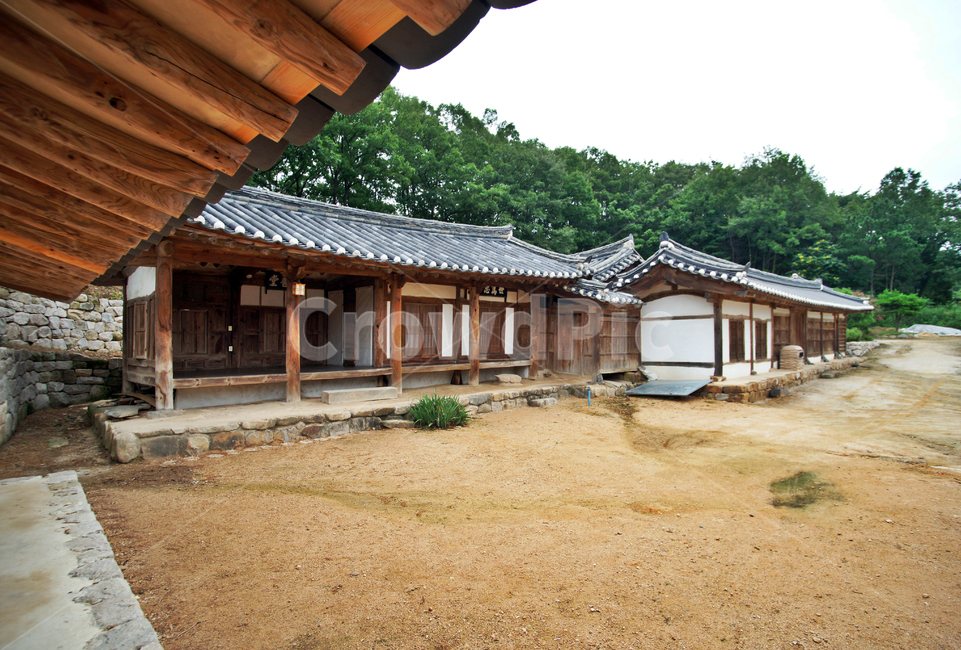 경주,양동마을,양반,집성촌,민속마을,조선시대,한옥,기와집,초가집,문화재,유네스코세계유산,전통문화,월성손씨,여강이씨,전통가옥,한국전통,한국문화,korean traditional,korean culture,건축물,건물외관,exterior,building,structure,architecture,construction