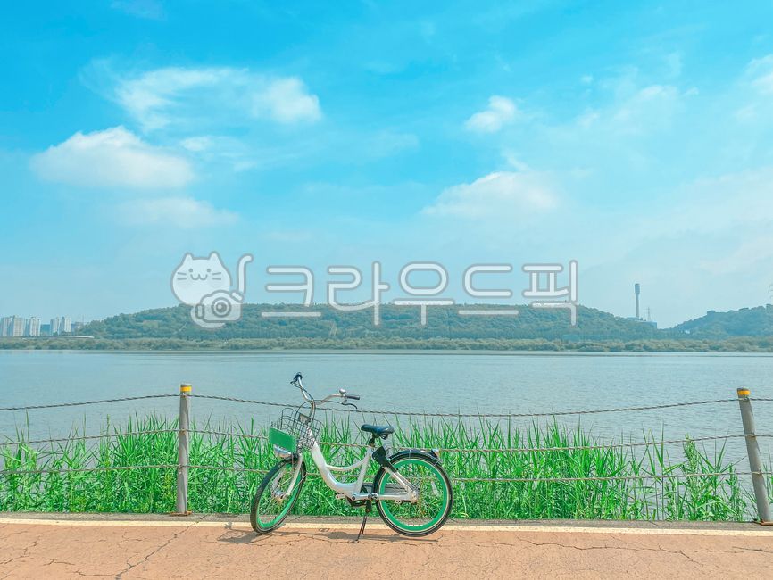 하늘,파란하늘,감성,감성색감,컬러,색깔,강,강뷰,한강,리버뷰,river,riverview,hanriver,sky,bluesky,따릉이,공공자전거,서울시자전거,두발자전거,바퀴,기계,교통,차량,bicycle,bike,wheel,wehicle,machine,transportation,힐링,healing,comfort,휴식,계절,여름,summer,season,riding,라이딩,refresh,fresh