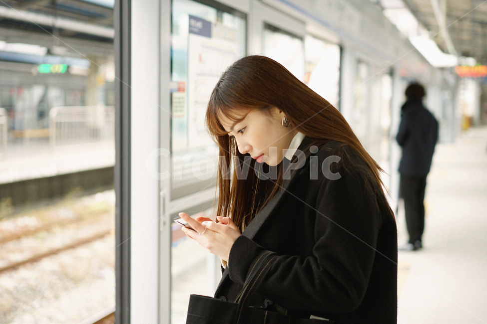 여자,여성,지하철,대중교통,전철,기다림,열차,기차,교통,지하철역,핸드폰,모바일,휴대폰,사람,인물,인간,human,person,여성,여자,woman,female,lady,감성,sensible,feeling,교통,교통수단,traffic,transportation