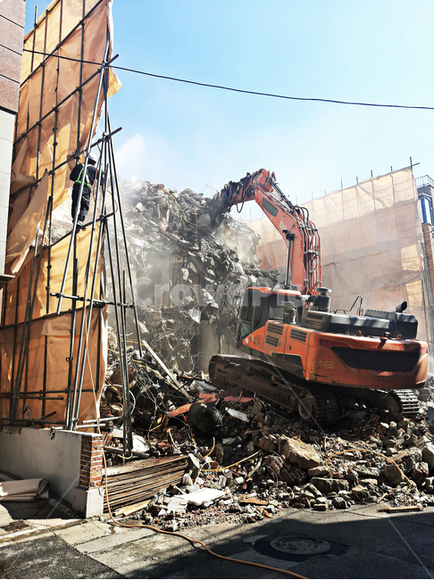 demolition,공사,공사현장,포크레인,굴삭기,철거,철거현장,파괴,벽돌,벽돌부수는,건물부수기,건물부수는,먼지,벽돌가루,건설업,건축업,construction industry