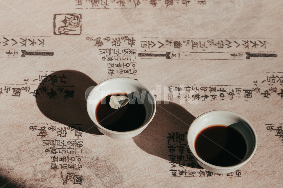 한약,전통찻잔,건강즙,전통차,약,다기세트,다도세트,전통다기,한방차,한방,한방즙,약초,건강,전통,한국차,전통방식,차,찻잔,다기,다도,동양,음료,카페,koreatea,teasets,teapot,bowl,drink,healthy,antique,ceramic,teacup,old,traditionaltea,orientaltea,healthtea,한국전통,한국문화,korean traditional,korean culture,음료수,drink,beverage,감성,sensible,feeling