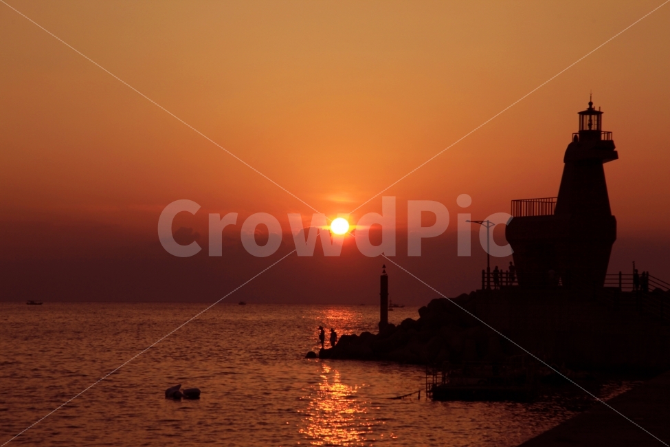 노을,바다,태양,등대,관광,자연,풍경,nature,landscape,등대,lighthouse,outdoors,옥외,sky,하늘,dusk,황혼,sunset,일몰,red sky,붉은 하늘,dawn,새벽,sunlight,햇빛