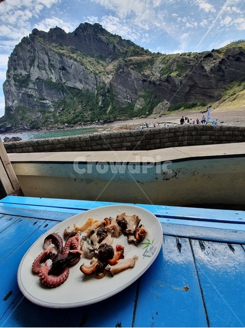 자연,야외,성산일출봉,제주도,해산물,문어,전복,소라,해녀의집,산,하늘,음식