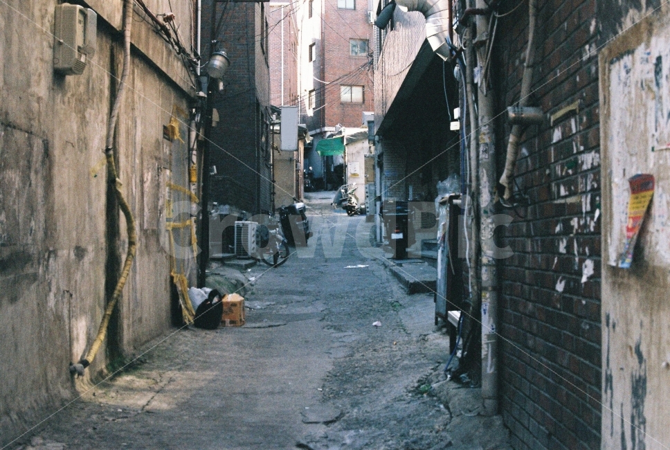 감성,골목,골목길,오토바이,달동네,서울,필카,필름카메라,도시,풍경,city,landscape,한국도시풍경,한국도시경관,korea cityscape,골목길,alley,감성,sensible,feeling,빈티지사진,빈티지느낌,빈티지감성,vintage,street,거리,building,건물,town,road,도로,urban,어반,시티,walkway,보도,path,통로