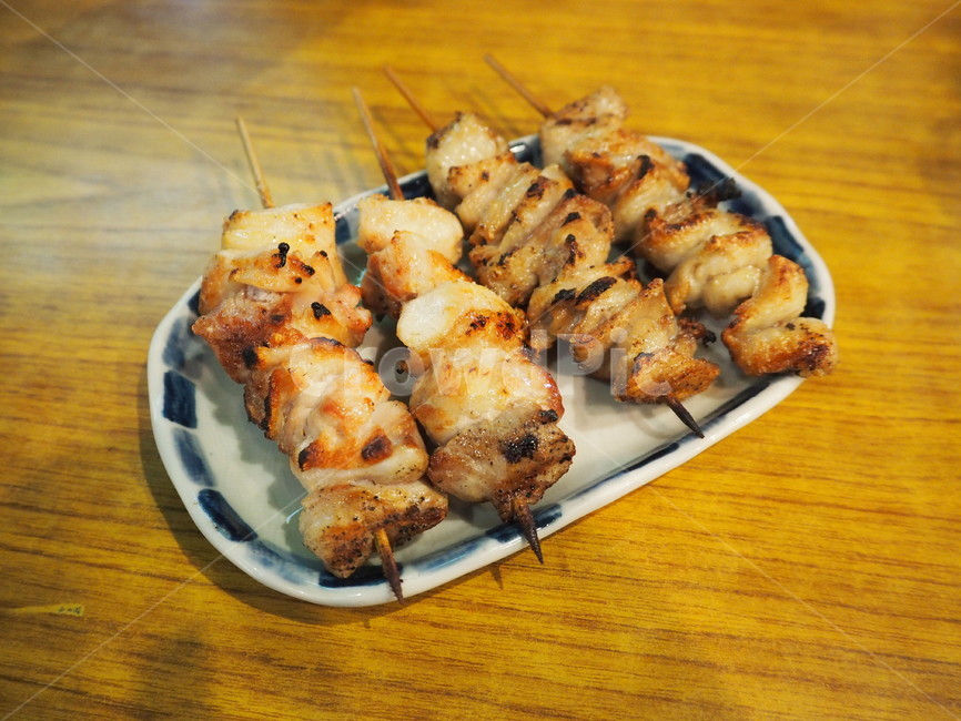 일본음식,닭꼬치,안주,야끼도리,꼬치,꼬치요리,술,맥주,치맥,치킨,닭,닭고기,고기,닭가슴살,닭다리,꼬치집,꼬치음식,닭꼬치요리,호프집,호프,야식,접시,식탁,나무식탁,음식,요리,재료,밤,닭요리,맥주안주,먹다,맛있는,맛있어보이는,먹을거,식욕,배고픔,탄,타다,껍질,꼬챙이,끼우다,음식,식재료,요리,food,cook,meal,dishes,food reserves