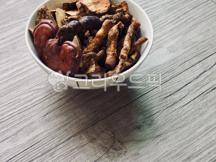 동양의학,한약재료,한약재,약재,뿌리,식물,뿌리식물,음식,배경,그릇,도자기그릇,건강식품,감기,약,한약,감초,대추,검정,한방약,한방,건조식품,의학,아시아문화,한국문화,감기치료제,orientalmedicine,chinesemedicineingredients,herbalmedicine,medicine,root,plant,food,background,bowl,porcelainbowl,healthfood,cold,about,chinesemedicine,licorice,jujube,black,driedfood,asianculture,koreanculture,coldremedy