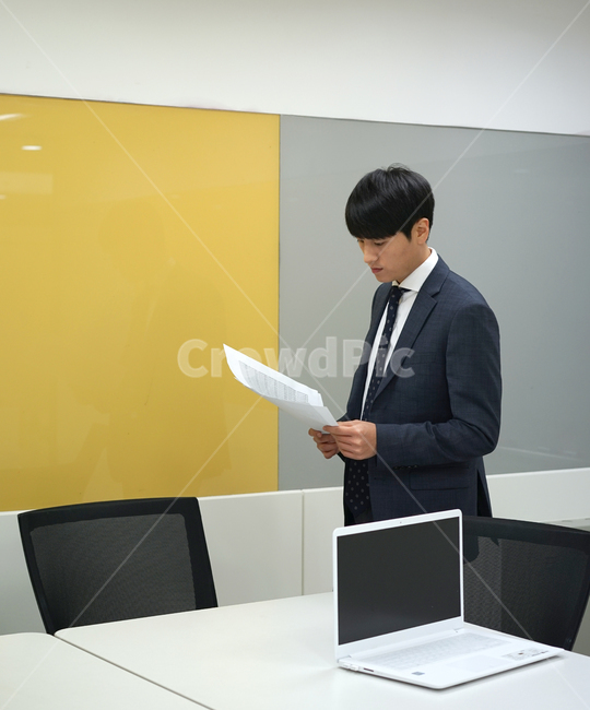 회의,발표,남성,남자,사업가,비즈니스,업무,서류,양복,정장,사무실,회의실,사람,인물,인간,human,person,남성,남자,man,male,산업,industry,industrial,비즈니스,사업,business,service,work