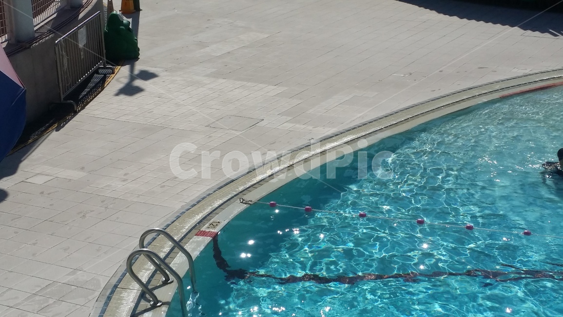 수영장,수영,야외수영장,홍콩,난간,물,철조망,swimmingpool,에메랄드빛,여름,계절,summer,season,water,pool,풀