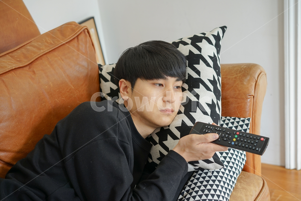 쇼파,소파,휴식,남성,남자,거실,휴일,sofa,실내,쿠션,rest,가구,티비시청,텔리비전,tv,리모콘,리모컨,지루한,따분한,심심한,집콕,방구석,일상,집돌이,사람,인물,인간,human,person,남성,남자,man,male