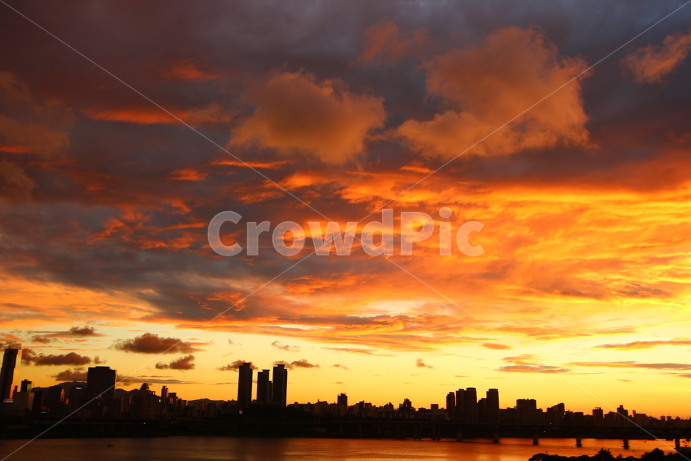 노을,해질녘,하늘,풍경,구름,붉은노을,한강,도시,풍경,city,landscape,한국도시풍경,한국도시경관,korea cityscape,실루엣,그림자,silhouette,shadow,nature,자연,outdoors,옥외,sky,red sky,붉은 하늘,sunset,일몰,dawn,새벽,dusk,황혼