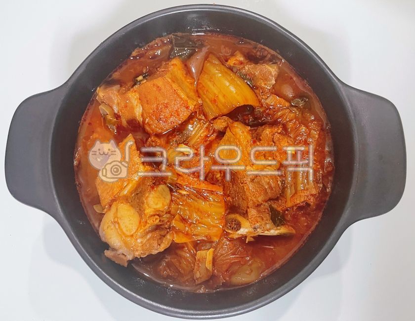 돼지갈비김치찜,돼지고기,돼지,고기,육류,김치찜,돼지갈비찜,돼지고기찜,돼지고기김치찜,묵은지김치찜,묵은지,김치,배추김치,뚝배기,돼지갈비,음식,요리,식사,food,dish,cook,meal,pork,meat