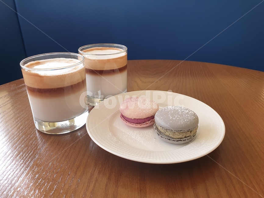 saucer,받침접시,pottery,도기류,coffeecup,커피컵,cup,컵,beverage,라떼,latte,음주,drink,마실것,art,미술,porcelain,도자기,마카롱,marcaron,coffee,카페,cake,dessert,휴식,힐링