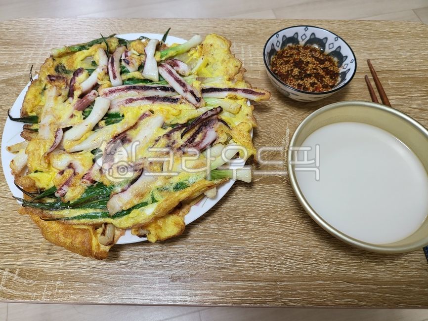 전,부침개,파전,해물파전,오징어전,오징어,해물,해산물,바삭한,기름진,요리,전요리,계란,밀가루음식,음식,야식,먹다,식사,쪽파,막걸리,간장,양념간장,간장종지,막걸리잔,젓가락,마시다