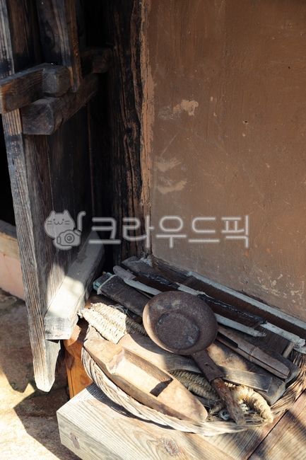 골동품,나무조각,나무문,대문,황토벽,wood,목재