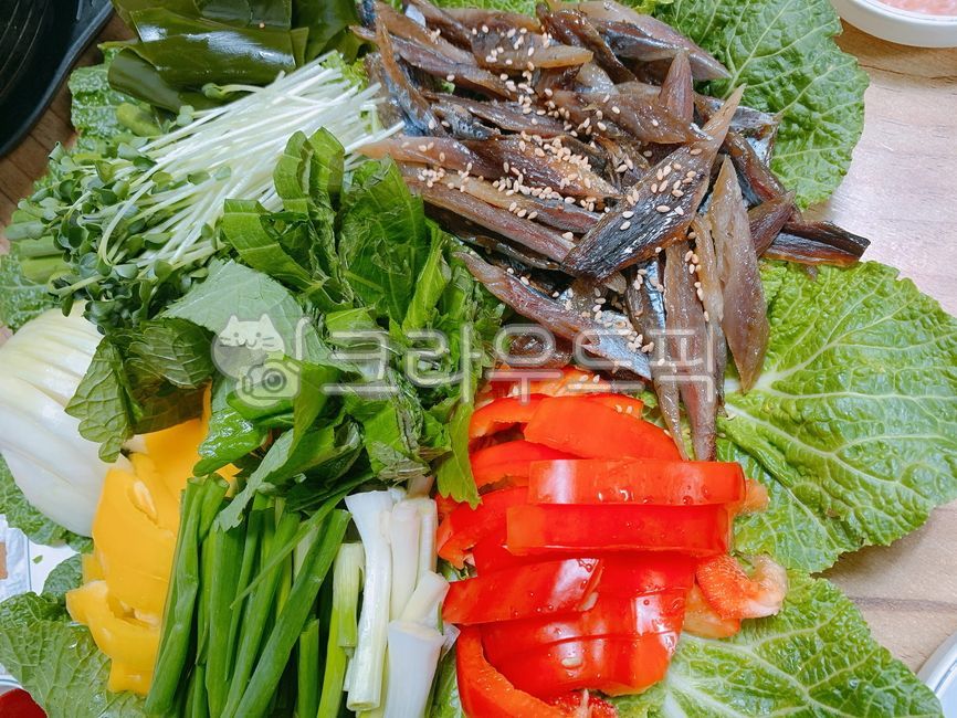 과메기,새싹,양파,파프리카,깻잎