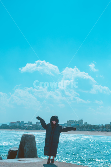 하늘,파랑,패딩,구름,흰색,겨울,계절,winter,season,사람,인물,인간,human,person,여성,여자,woman,female,lady,여행,휴가,traveling,vacation,trip,색깔,색상,색채,색감,color sense,color sensitivity,feeling of color