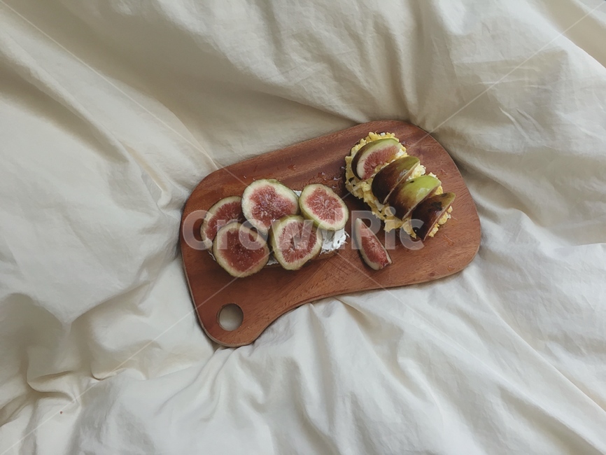 aerial shot,FIG,fig,cook,home cook,Fig Toast,homecook,open toast,Emotional photo,toast,Emotion,diet,figtoast,diet menu