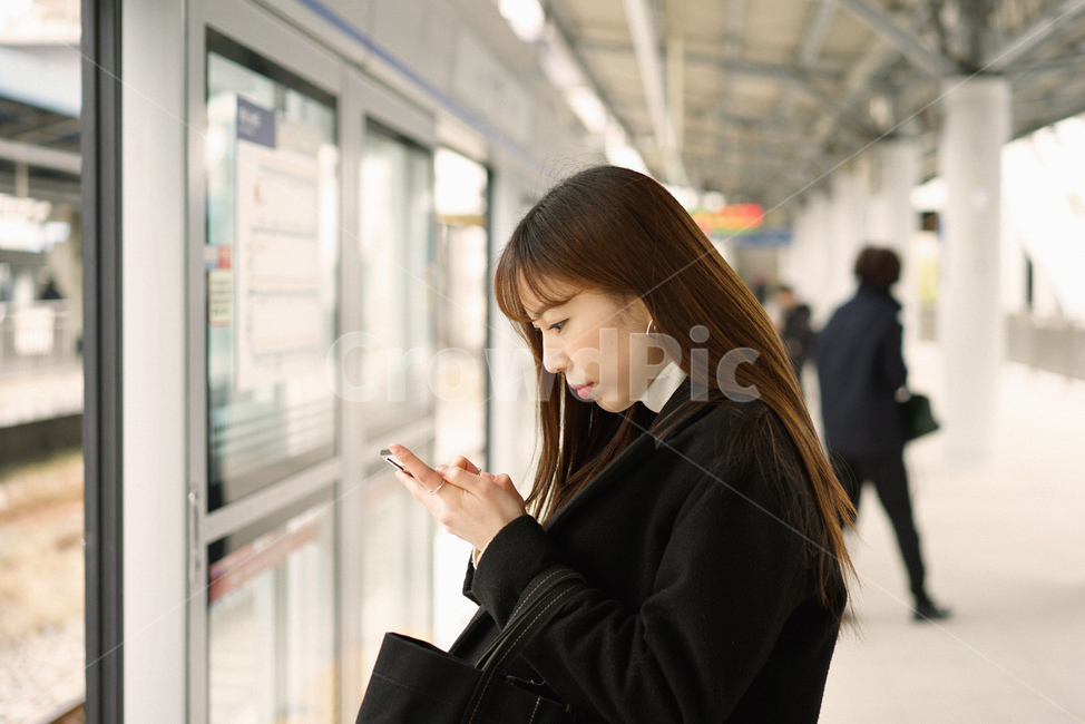 여자,여성,지하철,대중교통,전철,기다림,열차,기차,교통,지하철역,핸드폰,모바일,휴대폰,사람,인물,인간,human,person,여성,여자,woman,female,lady,감성,sensible,feeling,교통,교통수단,traffic,transportation