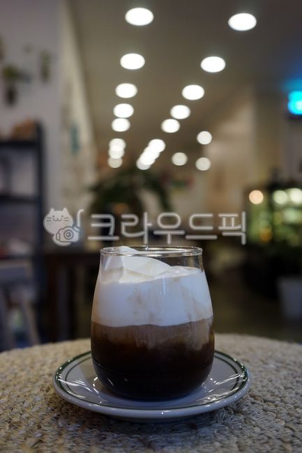 커피,카페,아인슈페너,비엔나커피,크림,음료,음식,food,beverage,cream,coffee,cafe,viennacoffee,원목테이블,나무,wood,woodentable,table,유리컵,컵받침,감성,조명