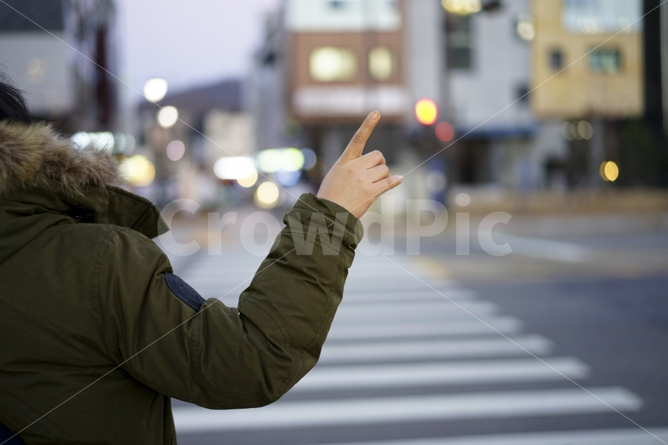 여자,여인,아내,여성,손,손가락,거리,길,횡단보도,도로,손끝,제스처,일상,스냅,사람,인물,인간,human,person,신체일부,몸,body,손,제스처,표시,손짓,표현,gesture,hand,sign,expression,감정표현,기분,feeling,emotion