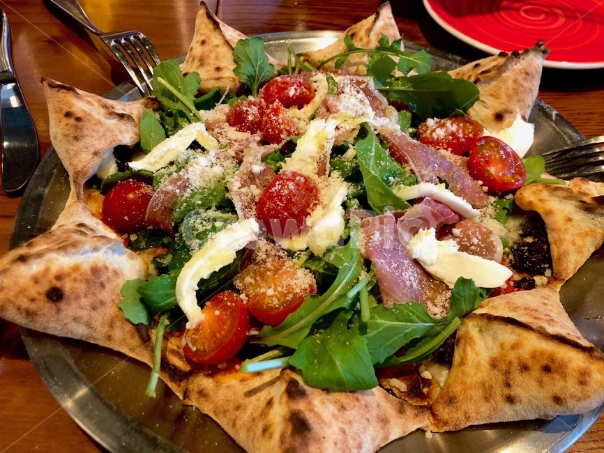 피자,화덕피자,방울토마토,식사,저녁,점심,치즈,루꼴라,pizza,포크,나이프,접시,별모양,불가사리모양,햄,살라미,음식,식재료,요리,food,cook,meal,dishes,food reserves,양식,서양음식,서양요리,western food,western dishes,western meal,western cook