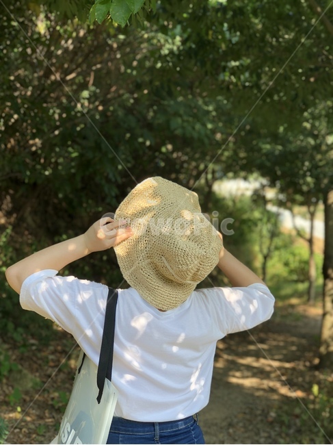 뒷모습,산책,여름,여름산책,숲과사람,사람,인물,인간,human,person,여성,여자,woman,female,lady