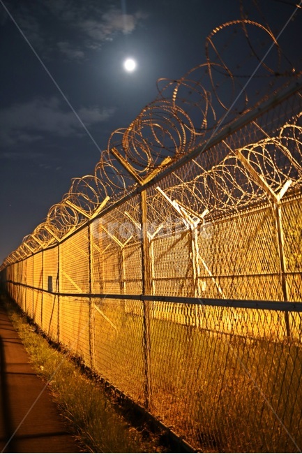 철조망,entanglements,barbedwirefence,펜스,바리케이트,야경,밤,풍경,nightscape,night,landscape,banister,난간,handrail