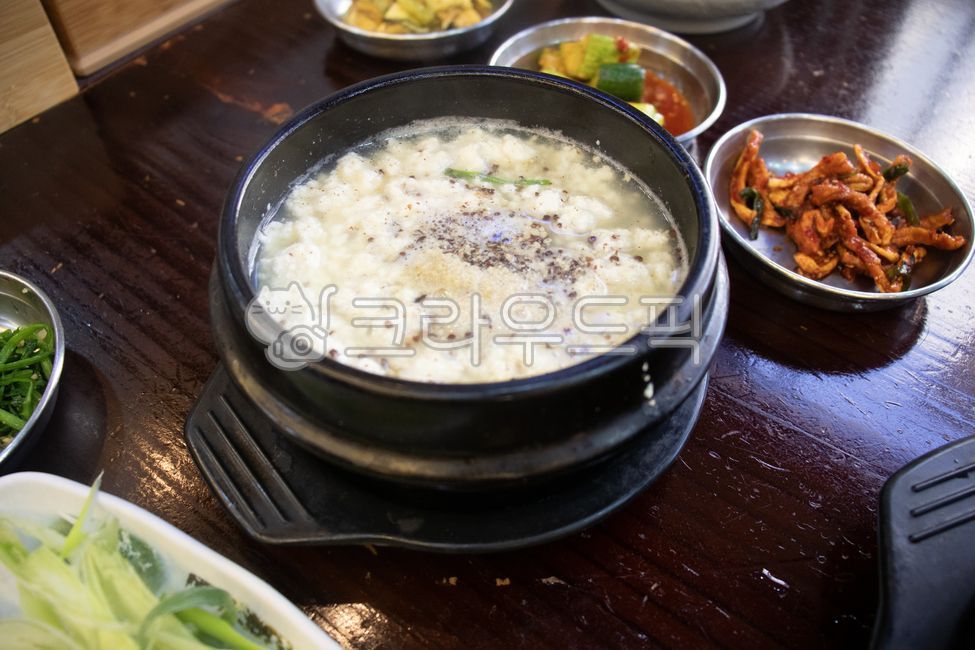 Perilla tofu stew,Soft Tofu Soup,softtofusoup,Earthen pot cooking,Tofu Stew,softtofustew,food,Perilla seeds,meal,Perilla soft tofu,Soft tofu dish,korea,Clear soft tofu stew,softtofu,earthen pot,Perilla seed powder,Korean stew,Korean stew dish