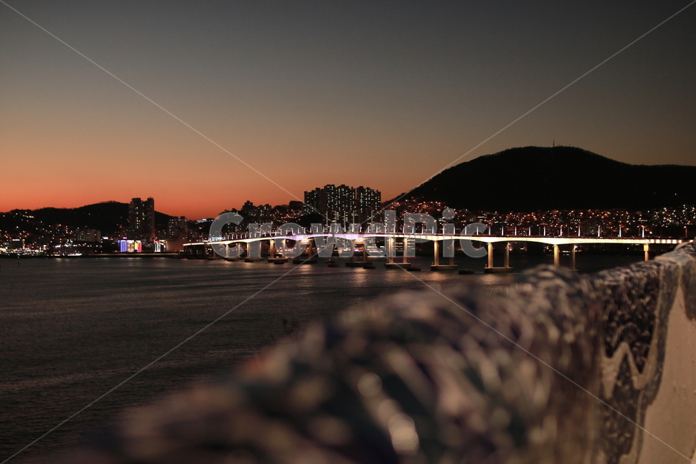 흰여울마을,부산,일몰,바다,다리,야경,야경,밤,풍경,nightscape,night,landscape,도시,city,한국도시풍경,한국도시경관,korea cityscape,water,물,waterfront,워터 프론트,building,건물,port,포트,pier,교각,dock,독