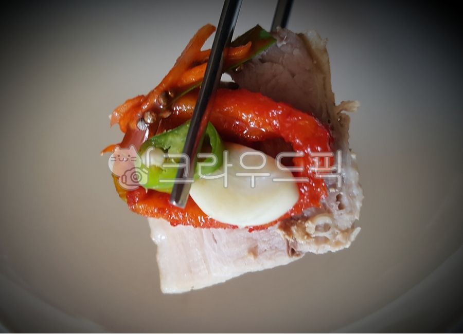 raw garlic,snack,dried radish,Bossam,pork,vegetable,Midnight Snack,boiled pork,plain,healthy food,boiled meat,Snacks,Just a bite,A piece of meat,garlic,Drink snacks,A piece of boiled pork,Korean,Cheongyang pepper,One chopstick,food,meal,chaw,mukbang