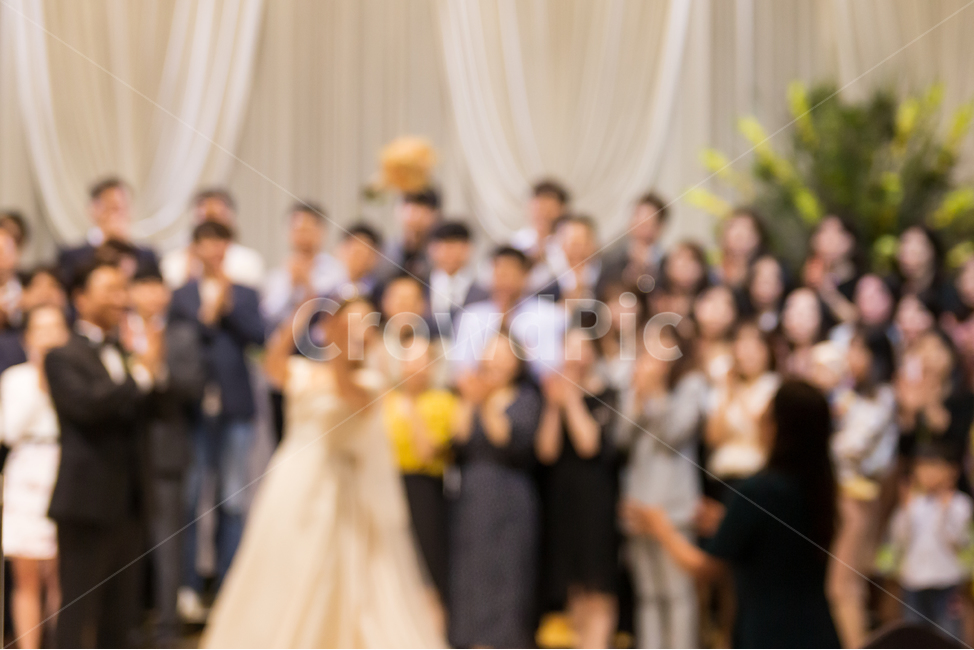 결혼식,부케,하객,신랑,신부,웨딩드레스,웨딩,결혼,축하,하객들,블러,즐거운,행복한,배경,백그라운드,결혼식장,사람들,부케던지기,사람들,대중,군중,other people,crowd,결혼,혼례,웨딩,wedding,marriage,marry
